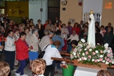 Foto 3 - La Virgen de Fátima procesiona entre las velas