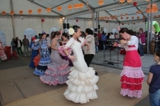 Foto 6 - La plaza de España se viste de faralaes 