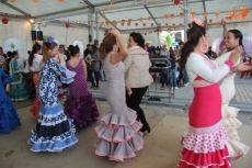 Foto 4 - La plaza de España se viste de faralaes 