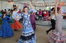 Foto 3 - La plaza de España se viste de faralaes 