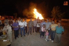 Foto 6 - Animado arranque de fiestas con la tradicional hoguera