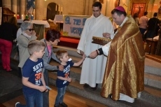 Foto 5 - Los niños protagonizan la Ofrenda Floral a la Virgen María