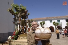 Foto 3 - La presidenta de las Cortes autonómicas asiste a la procesión de San Isidro