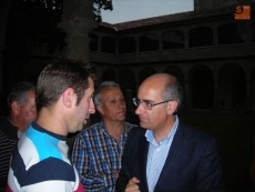 Presidente de la Diputación Javier Iglesias departe con el alcalde de Valdefuentes de Sangusín Manuel Sanchez/FOTO: Raúl Hernández