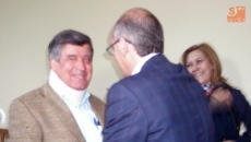 Javier Iglesias recibe a Alejo Riñones en presencia de Purificación Pozo/FOTO: Raúl Hernández