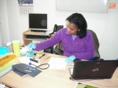 La doctora Nuñez analizando muestras/FOTO: Raúl Hernández