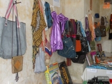 Foto 3 - El Colegio Siervas de San Jos&eacute; abre hasta el viernes su rastrillo solidario