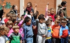 Foto 6 - Los niños del Villar y Macías disfrutan de un cuentacuentos ambiental