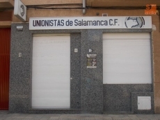 Foto 4 - Unionistas de Salamanca ya prepara el exterior de su sede social y tienda