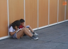 El buen tiempo anima el ambiente en la Feria del Libro