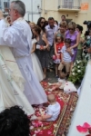 Foto 2 - El Santísimo recibe a seis niños en los tres altares de la procesión del Corpus