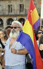 Foto 3 - Salmantinos piden la instauración de la III República 