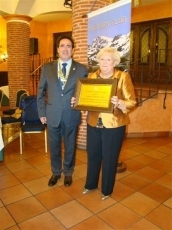 Entrega del premio "Servir" a Lourdes Merchán, presidenta local de AECC / FOTO: Cedida por la organización