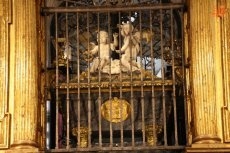 Foto 4 - Trasladan el brazo y el corazón de Santa Teresa al camarín alto junto al sepulcro