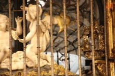Foto 3 - Trasladan el brazo y el corazón de Santa Teresa al camarín alto junto al sepulcro
