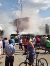 Foto 4 - Una avería mecánica calcina un autobús metropolitano en Cabrerizos
