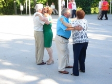 Foto 4 - Los bailes de verano para personas mayores animan el parque de Jesuitas