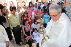 Foto 6 - El Santísimo recorre las calles entre aromas a tomillo y rosas