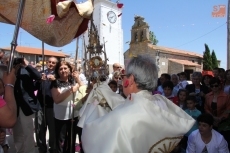 Foto 5 - El Santísimo recorre las calles entre aromas a tomillo y rosas