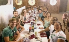 Foto 4 - Turistas estadounidenses eligen Vitigudino por su gastronomía y el arte de la tauromaquia