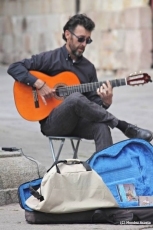 Foto 3 - La Policía Local sanciona al guitarrista Rafael de Dios por tocar y cantar flamenco en la calle