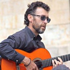 Foto 6 - La Policía Local sanciona al guitarrista Rafael de Dios por tocar y cantar flamenco en la calle