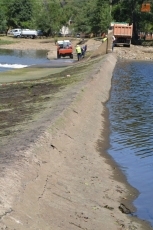 Foto 6 - Isidro Lázaro visita las obras de dragado de La Pesquera