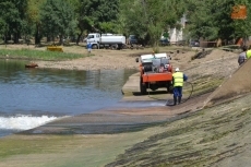 Foto 4 - Isidro Lázaro visita las obras de dragado de La Pesquera