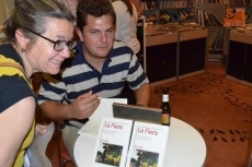 Ben Clark firmando ejemplares de 'La Fiera' en la librería Hydria