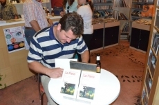 Foto 3 - Ben Clark presenta 'La Fiera', un poemario sobre la autodestrucción