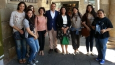 En el centro el alcalde Fernando Pizarro García y la profesora Ráquel González/FOTO: Archivo centro educativo