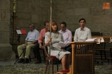 Foto 4 - María del Carmen y Ascensión Sevillano empuñan las varas como mayordomas del Corpus