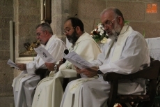 Foto 3 - María del Carmen y Ascensión Sevillano empuñan las varas como mayordomas del Corpus