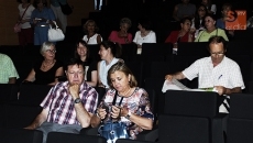 Foto 4 - Los vecinos de Vistahermosa encuentran la cara solidaria del teatro