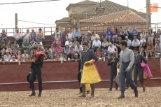Foto 3 - López Chaves, triunfador, corta un rabo en la novillada de Castellanos de Villiquera