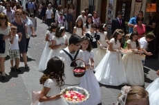 Foto 6 - Medio centenar de niños acompaña al Santísimo por el centro histórico