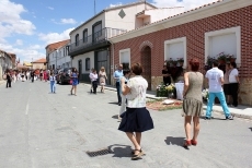 Foto 6 - Una alfombra de pétalos de flores cubre los altares del Corpus