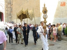 Foto 6 - Religiosos y laicos arropan al Corpus Christi en una multitudinaria procesión