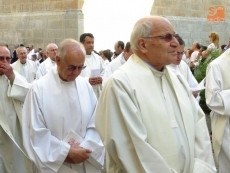 Foto 4 - Religiosos y laicos arropan al Corpus Christi en una multitudinaria procesión