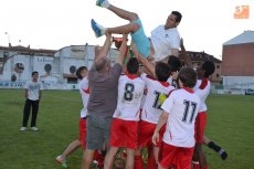 Manteo a Aris Marcos, técnico del Combinado de Vizcaya Juvenil | Foto @kisanghani