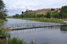 Foto 4 - Últimos retoques a la nueva pasarela sobre el Águeda