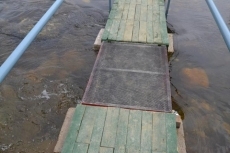 Foto 3 - Últimos retoques a la nueva pasarela sobre el Águeda