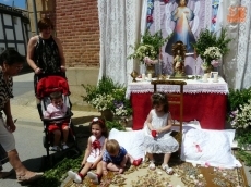 Foto 6 - Los niños de la primera comunión acompañan en la procesión del Corpus