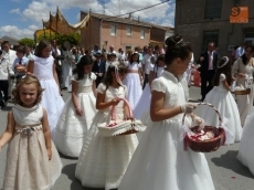 Foto 5 - Los niños de la primera comunión acompañan en la procesión del Corpus