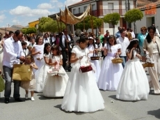 Foto 3 - Los niños de la primera comunión acompañan en la procesión del Corpus
