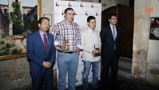 Los ganadores de los mejores pinchos, con el alcalde de la ciudad. FOTOS: PABLO DE LA PEÑA