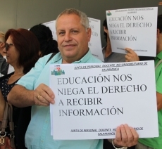 Foto 4 - Protesta del Personal Docente no Universitario contra la Consejería por negarle información