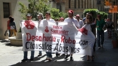 Foto 5 - Stop Desahucios protesta contra una entidad bancaria por incumplimiento de cláusula y acoso