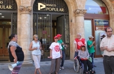 Foto 4 - Stop Desahucios protesta contra una entidad bancaria por incumplimiento de cláusula y acoso