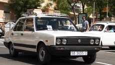 Foto 3 - Los coches clásicos engalanan las calles de Pizarrales